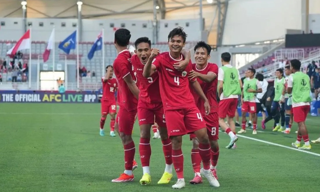 Pemain timnas Indonesia U-23 Komang Teguh Trisnanda (kedua dari kanan) merayakan gol yang dicetaknya ke gawang Australia pada pertandingan Grup A Piala Asia U-23 2024 di Stadion Abdullah bin Khalifa, Doha, Qatar, Kamis (18/4/2024). (Handout PSSI)