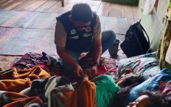 Tenaga kesehatan memberikan pelayanan pada warga yang mengalami keracunan masal di Kecamatan Cibinong, Cianjur, Jawa Barat, usai menyantap hidangan pada pernikahan warga, Jumat (19/4/2024). (Ahmad Fikri)