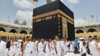 Jamaah melakukannya tawaf mengelilingi Ka'bah di Masjidil Haram, Mekkah, Arab Saudi. (Desi Purnamawati)
