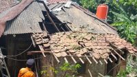 Rumah warga mengalami kerusakan akibat bencana angin kencang di Sukamakmur, Kabupaten Bogor, Jawa Barat. (BPBD Kabupaten Bogor)