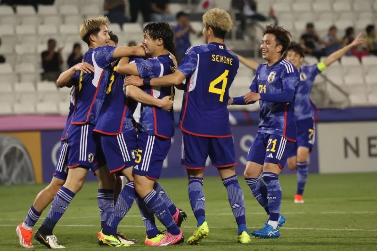 Para pemain timnas Jepang merayakan golnya pada pertandingan melawan Uni Emirat Arab dalam Grup B Piala Asia U23 2024 di Stadion Jassim Bin Hamad, Doha, Qatar, pada 19 April 2024. (AFP/KARIM JAAFAR)