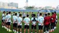 Pelatih Timnas U-23 Indonesia Shin Tae-yong memberikan arahan kepada para pemain dalam sesi latihan menyambut laga uji coba di Dubai, Uni Emirat Arab, Selasa (3/4/2024). (PSSI)