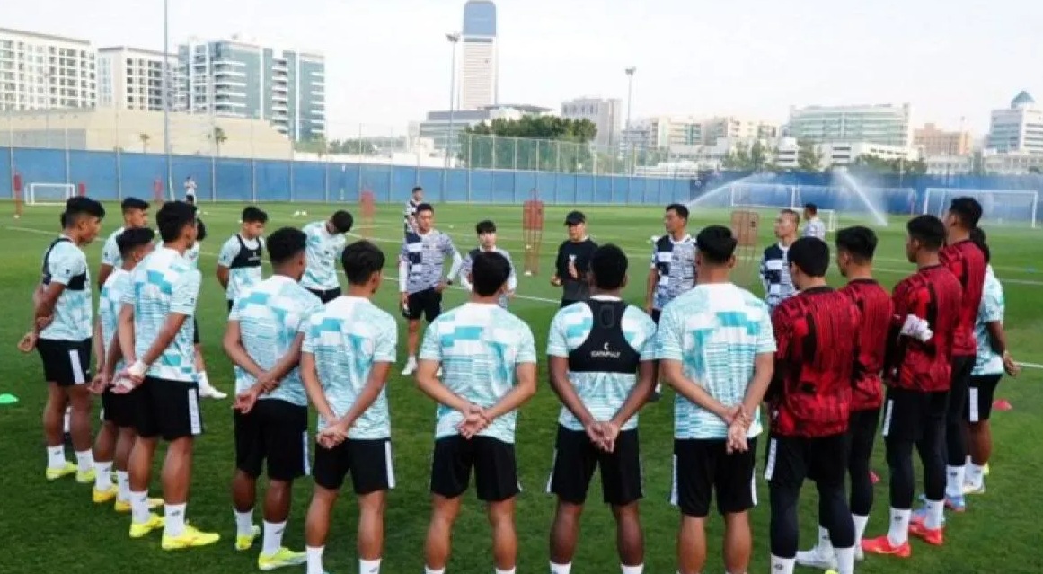 Pelatih Timnas U-23 Indonesia Shin Tae-yong memberikan arahan kepada para pemain dalam sesi latihan menyambut laga uji coba di Dubai, Uni Emirat Arab, Selasa (3/4/2024). (PSSI)