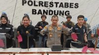 Kapolrestabes Bandung Kombes Pol. Budi Sartono saat ungkap kasus bentrokan antarormas di Mapolrestabes Bandung, Jawa Barat, Sabtu (20/4/2024). (Polrestabes Bandung)