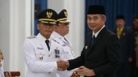 Penjabat Gubernur Jawa Barat Bey Machmudin (kanan) melantik Penjabat Wali Kota Bogor Hery Antasari (kiri) di Gedung Sate, Kota Bandung, Jawa Barat, Sabtu (20/4/2024). (Humas Pemkot Bogor)