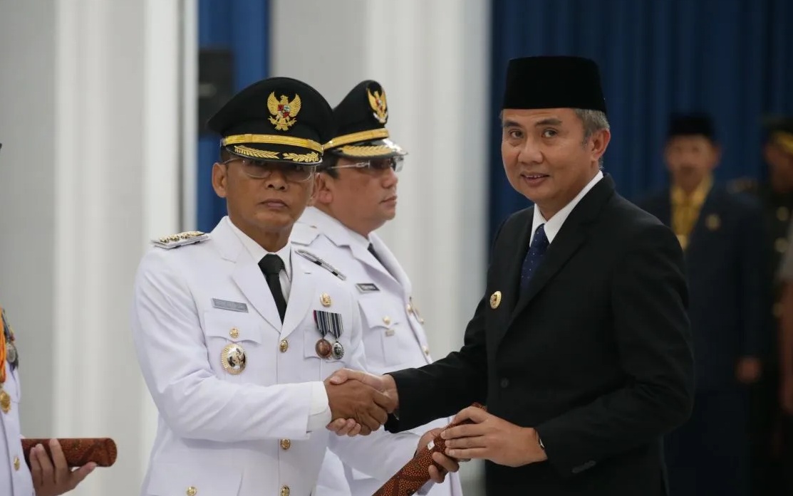 Penjabat Gubernur Jawa Barat Bey Machmudin (kanan) melantik Penjabat Wali Kota Bogor Hery Antasari (kiri) di Gedung Sate, Kota Bandung, Jawa Barat, Sabtu (20/4/2024). (Humas Pemkot Bogor)