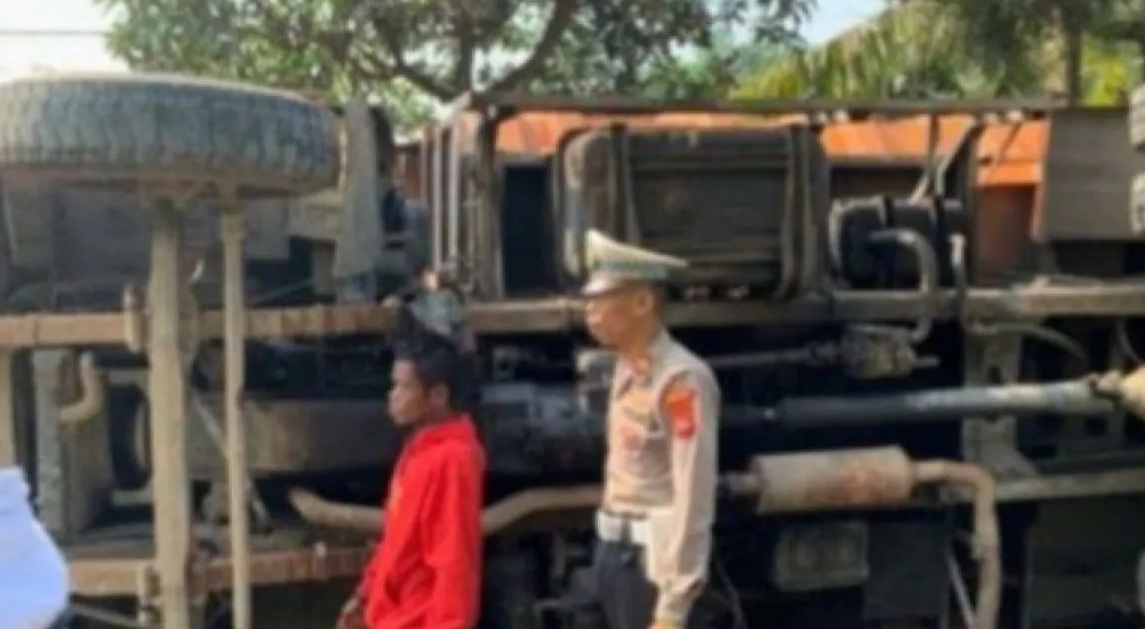 Angkutan tambang terguling di wilayah Parungpanjang, Kabupaten Bogor, Jawa Barat, Sabtu (20/4/2024). (Humas Polres Bogor)