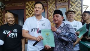 Menteri AHY Serahkan 55 Sertifikat Pada Warga Terdampak Gempa Cianjur
