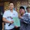 Menteri Agraria dan Tata Ruang/Kepala Badan Pertanahan Nasional (ATR/BPN) Agus Harimurti Yudhoyono atau AHY menyerahkan sertifikat hasil konsolidasi tanah bagi warga Cianjur, Jawa Barat, Minggu (21/4/2024). (Muzdaffar Fauzan)