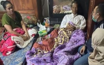 Tenaga kesehatan Puskesmas Cijati, Kabupaten Cianjur, Jawa Barat, mendatangi rumah warga yang mengalami keracunan masal, Minggu (21/4/2024). (Ahmad Fikri)