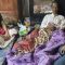 Tenaga kesehatan Puskesmas Cijati, Kabupaten Cianjur, Jawa Barat, mendatangi rumah warga yang mengalami keracunan masal, Minggu (21/4/2024). (Ahmad Fikri)