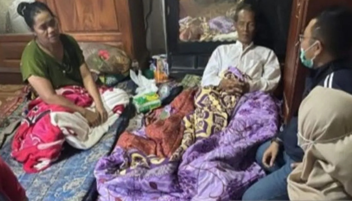 Tenaga kesehatan Puskesmas Cijati, Kabupaten Cianjur, Jawa Barat, mendatangi rumah warga yang mengalami keracunan masal, Minggu (21/4/2024). (Ahmad Fikri)