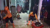 Petugas BPBD saat menyedot genangan air dampak banjir di Desa Cibadung, Kecamatan Gunung Sindur, Kabupaten Bogor, Jawa Barat. (BPBD Kabupaten Bogor)