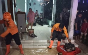 Petugas BPBD saat menyedot genangan air dampak banjir di Desa Cibadung, Kecamatan Gunung Sindur, Kabupaten Bogor, Jawa Barat. (BPBD Kabupaten Bogor)