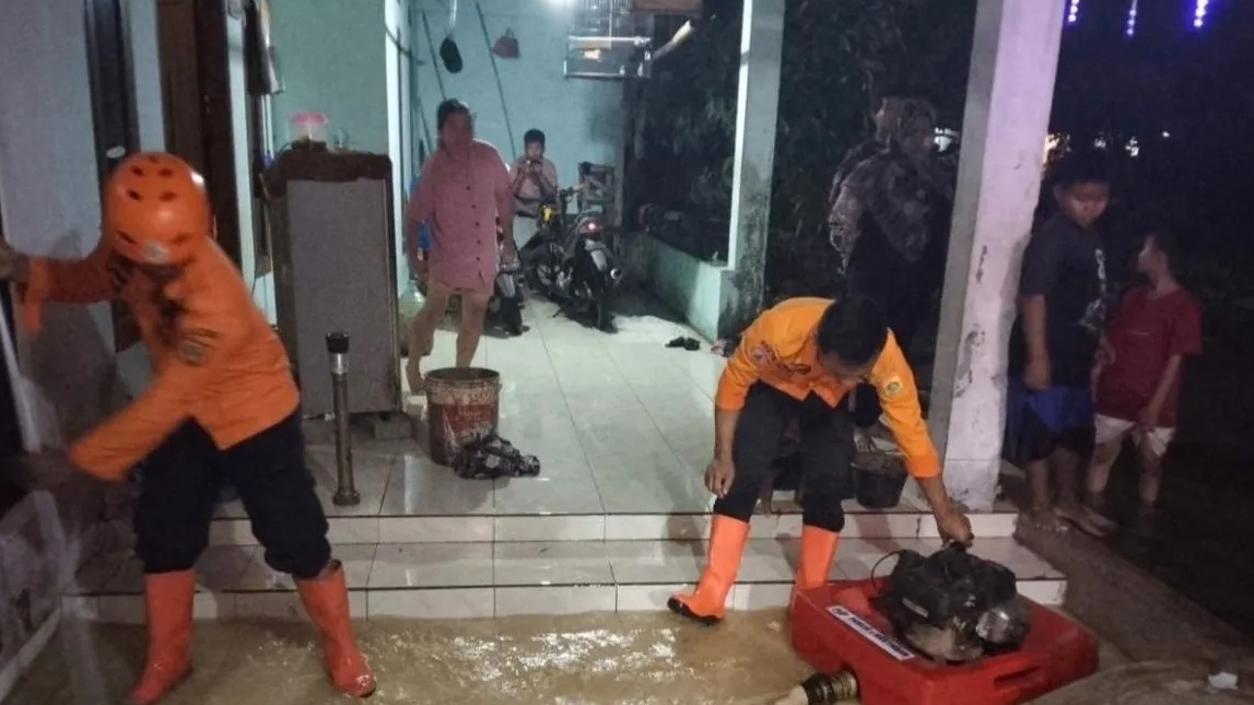 Petugas BPBD saat menyedot genangan air dampak banjir di Desa Cibadung, Kecamatan Gunung Sindur, Kabupaten Bogor, Jawa Barat. (BPBD Kabupaten Bogor)