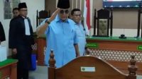 Terdakwa kasus penodaan agama Panji Gumilang (pakaian biru muda) saat memasuki ruang sidang di PN Indramayu, Jawa Barat, Kamis (22/2/2024). (Fathnur Rohman)