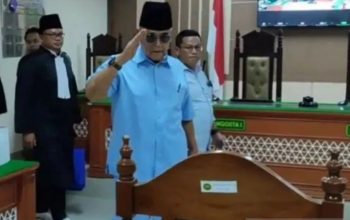Terdakwa kasus penodaan agama Panji Gumilang (pakaian biru muda) saat memasuki ruang sidang di PN Indramayu, Jawa Barat, Kamis (22/2/2024). (Fathnur Rohman)