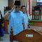 Terdakwa kasus penodaan agama Panji Gumilang (pakaian biru muda) saat memasuki ruang sidang di PN Indramayu, Jawa Barat, Kamis (22/2/2024). (Fathnur Rohman)