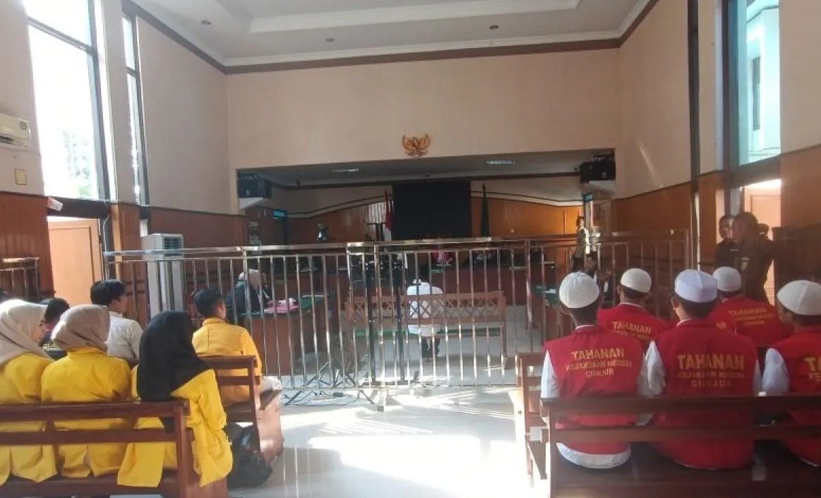 Pengadilan Negeri Cianjur, Jawa Barat, membacakan putusan terhadap dua tahanan kabur dari ruang tahanan beberapa waktu lalu dengan hukuman penjara 5 tahun, Selasa (23/4/2024). (Ahmad Fikri)