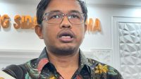 Anggota KPU RI Idham Holik saat memberikan keterangan kepada awak media di Kantor KPU RI, Jakarta, Selasa (23/4/2024).