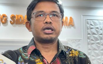 Anggota KPU RI Idham Holik saat memberikan keterangan kepada awak media di Kantor KPU RI, Jakarta, Selasa (23/4/2024).