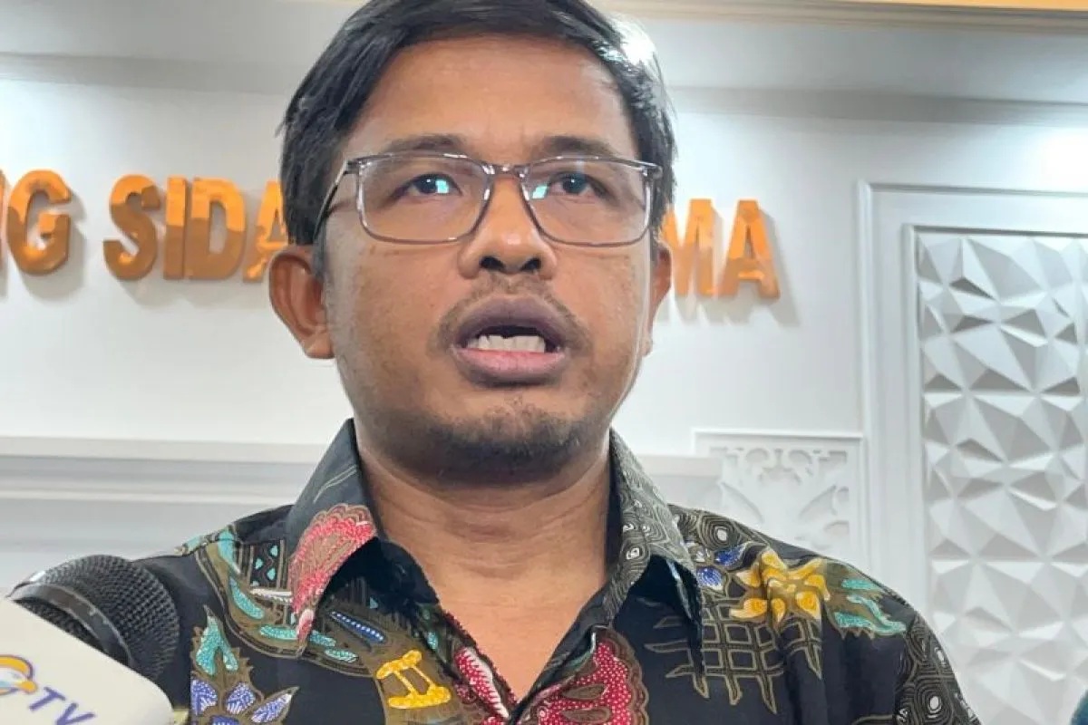 Anggota KPU RI Idham Holik saat memberikan keterangan kepada awak media di Kantor KPU RI, Jakarta, Selasa (23/4/2024).