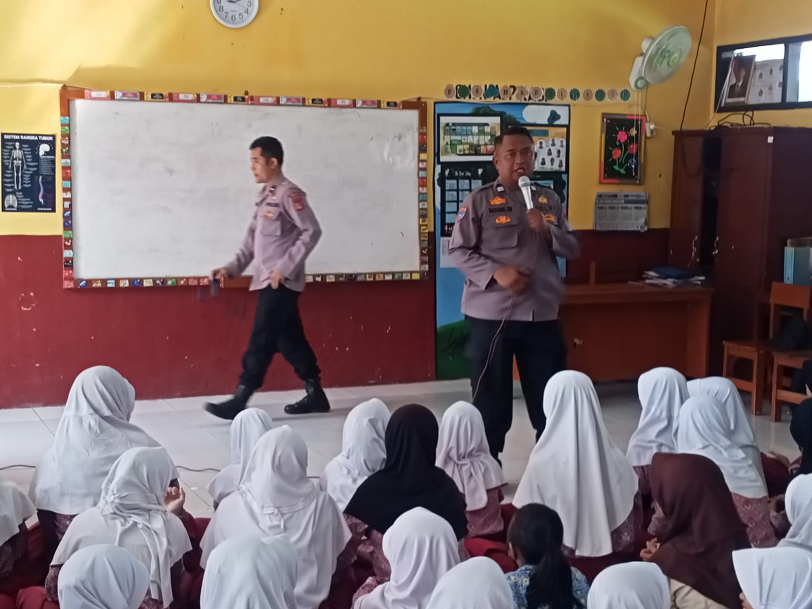 Anggota Kepolisian Resor Sukabumi Kota gencar melakukan edukasi tentang perundungan dan kenakalan remaja kepada sejumlah pelajar sekolah dasar dan sekolah menengah di Kota Sukabumi.