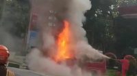 KEBAKARAN: Sejumlah petugas SPBU saat berupaya memadamkan angkot yang terbakar di Jalan RH Didi Sukardi, Kota Sukabumi, Rabu (24/4).