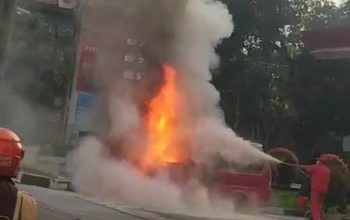 KEBAKARAN: Sejumlah petugas SPBU saat berupaya memadamkan angkot yang terbakar di Jalan RH Didi Sukardi, Kota Sukabumi, Rabu (24/4).