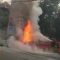 KEBAKARAN: Sejumlah petugas SPBU saat berupaya memadamkan angkot yang terbakar di Jalan RH Didi Sukardi, Kota Sukabumi, Rabu (24/4).