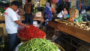 HARGA NAIK : Suasana para pedagang saat menawarkan dagangannya di PSM Palabuhanratu, Kabupaten Sukabumi 