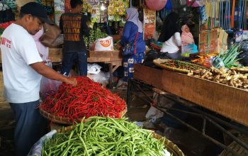 HARGA NAIK : Suasana para pedagang saat menawarkan dagangannya di PSM Palabuhanratu, Kabupaten Sukabumi 