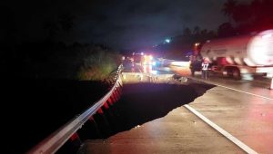 Penampakan Lubang Besar di Tol Bocimi Setelah Longsor, Kendaraan Dialihkan Cigombong