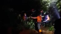 PEMBERSIHAN : Sejumlah petugas gabungan pada saat melakukan pembersihan material longsor yang terjadi di Kampung Palagan talang Rt (04/06) Desa Bojongkokosan Kecamatan parungkuda. (Foto : Tangkapan Layar)