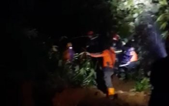 PEMBERSIHAN : Sejumlah petugas gabungan pada saat melakukan pembersihan material longsor yang terjadi di Kampung Palagan talang Rt (04/06) Desa Bojongkokosan Kecamatan parungkuda. (Foto : Tangkapan Layar)