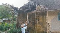 PERLU BANTUAN : Kondsi rumah Empud warga kecamatan Surade yang sebagian ambruk karena lapuk dimakan usia.(FOTO : NANDI/ RADARSUKABUMI)