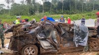DIEVAKUASI : Petugas gabungan saat mengevakuasi minibus yang terjebak di jurang Tol Bocimi Seksi II, Km 64 pada Kamis (04/04) siang.