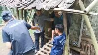 Ato (51) warga kampung Mekarjaya Desa Cikangkung, kecamatan Ciracap, Kabipaten Sukabumi Saat mendapat bantuan makanan dan sembako.