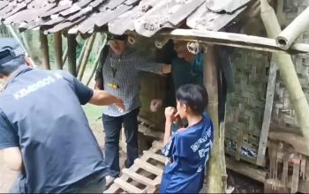 Ato (51) warga kampung Mekarjaya Desa Cikangkung, kecamatan Ciracap, Kabipaten Sukabumi Saat mendapat bantuan makanan dan sembako.