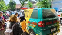 DITANGANI : Suasana saat jasad siswa SMAN I Cisaat saat akan dibawa ke rumah duka dari rumah sakit Palabuhanratu. Jumat, (19/4).(FOTO : NANDI/ RADARSUKABUMI)