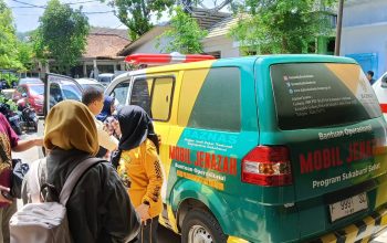 DITANGANI : Suasana saat jasad siswa SMAN I Cisaat saat akan dibawa ke rumah duka dari rumah sakit Palabuhanratu. Jumat, (19/4).(FOTO : NANDI/ RADARSUKABUMI)