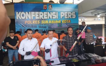 RILIS : Kasat Reskrim Mapolres Sukabumi Kota, AKP Bagus Panuntun saat memperlihatkan sejumlah barang bukti yang berhasil diamankan di Halaman Mapolres Sukabumi Kota, Rabu (3/3).(Foto : BAMBANG/RADARSUKABUMI)