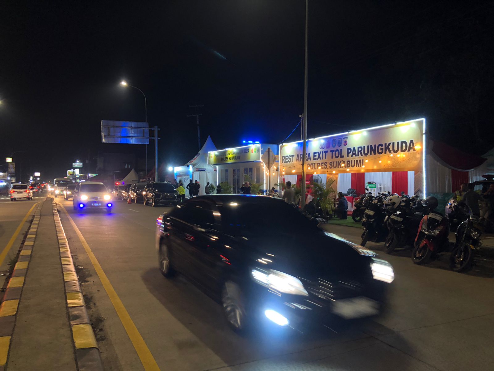LANDAI : Suasana di jalan raya exit Tol Bocimi Seksi II, Kecamatan Parungkuda, Kabupaten Sukabumi, terpantau ramai lancar.(FOTO : DENDI/RADAR SUKABUMI)