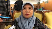 DIWAWANCARAI : Ketua Pengadilan Agama Cibadak Ma'ripah, saat diwawancarai Radar Sukabumi, soal jumlah perkara dispensasi kawin.(FOTO : DENDI/RADAR SUKABUMI)