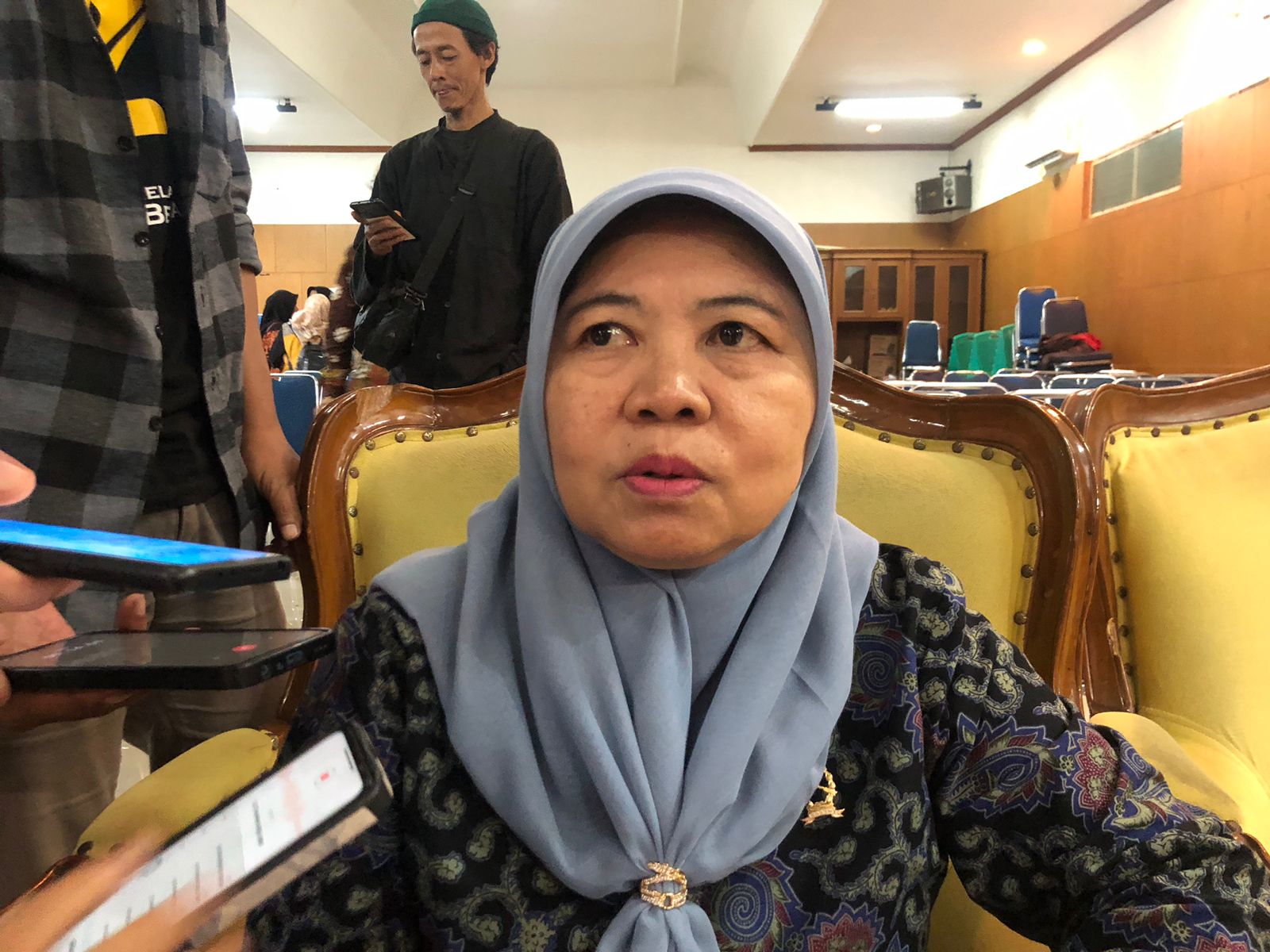 DIWAWANCARAI : Ketua Pengadilan Agama Cibadak Ma'ripah, saat diwawancarai Radar Sukabumi, soal jumlah perkara dispensasi kawin.(FOTO : DENDI/RADAR SUKABUMI)