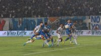 Penyerang Persib Bandung Ciro Alves saat melakukan serangan ke gawang Borneo FC dalam Liga 1 Indonesia, Stadion Si Jalak Harupat, Soreang, Kabupaten Bandung, Kamis (25/4).