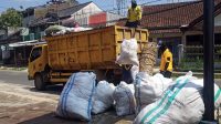 PENGANGKUTAN SAMPAH : Personel DLH saat melakukan pengangkutan sampah dari masyarakat