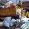 PENGANGKUTAN SAMPAH : Personel DLH saat melakukan pengangkutan sampah dari masyarakat