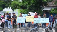 UNJUKRASA: Sejumlah jurnalis yang tergabung dalam PWI Kota Sukabumi, IJTI Korda Sukabumi Raya, dan AJI Biro Sukabumi, saat menggelar aksi unjuk rasa di depan Balai Kota dan Gedung DPRD Kota Sukabumi, Rabu (22/5).(FT: BAMBANG/RADARSUKABUMI)