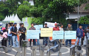 UNJUKRASA: Sejumlah jurnalis yang tergabung dalam PWI Kota Sukabumi, IJTI Korda Sukabumi Raya, dan AJI Biro Sukabumi, saat menggelar aksi unjuk rasa di depan Balai Kota dan Gedung DPRD Kota Sukabumi, Rabu (22/5).(FT: BAMBANG/RADARSUKABUMI)